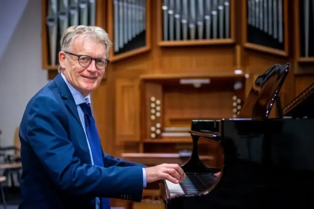 Johan Bredewout componist achter een orgel bij promusic