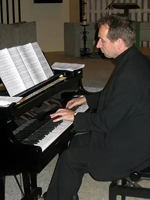 Veldman achter een piano