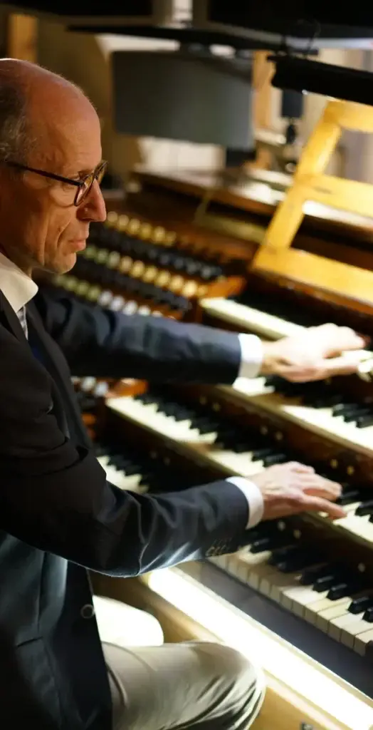 peter eilander achter het orgel